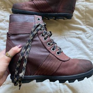 Size 9 Sorel wedge boots